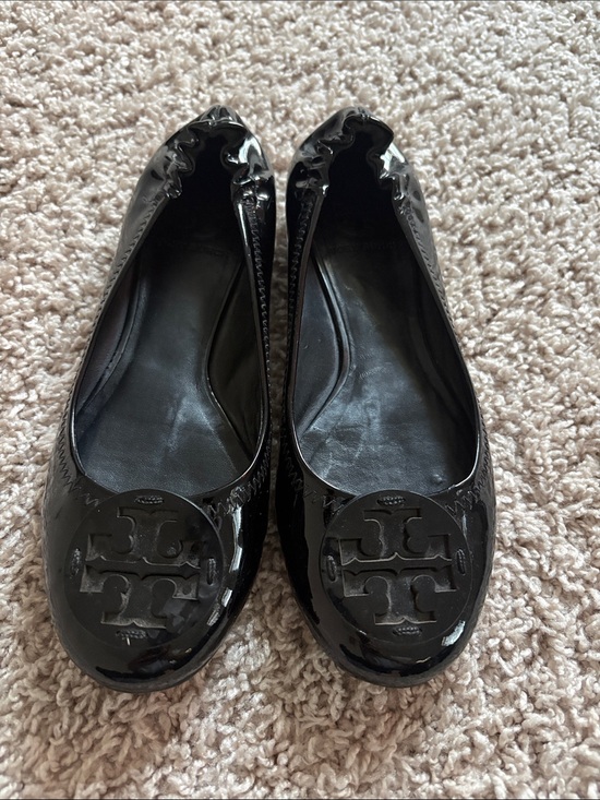 Tory Burch Shoes - Tory Burch Black Patent Leather Logo Ballet Flats